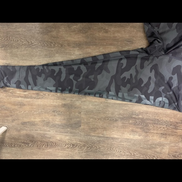 Orangetheory Camo Leggings Size Small - Picture 3 of 4
